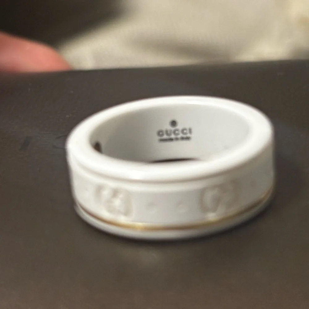 Gucci White and Gold Wearable Ring - Picture 3 of 6